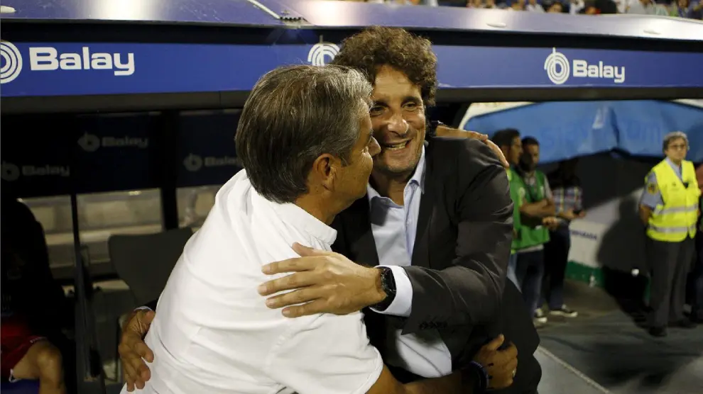 Idiakez y Natxo González, entrenadores del Real Zaragoza y Deportivo de La Coruña en septiembre cuando se enfrentaron esta misma campaña los dos equipos en La Romareda, se saludan antes de empezar aquel partido.