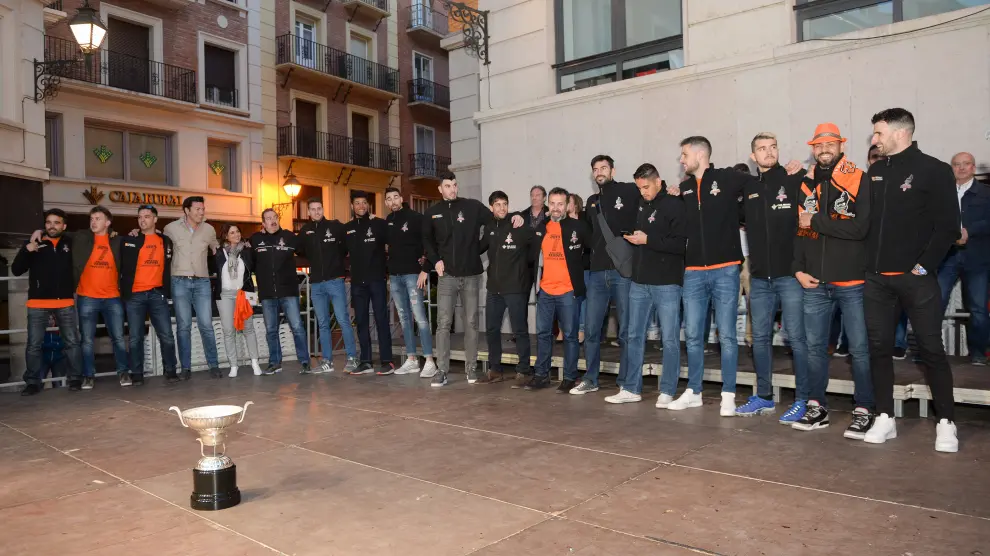 Teruel celebra con el Club Voleibol Teruel el título de la Superliga.