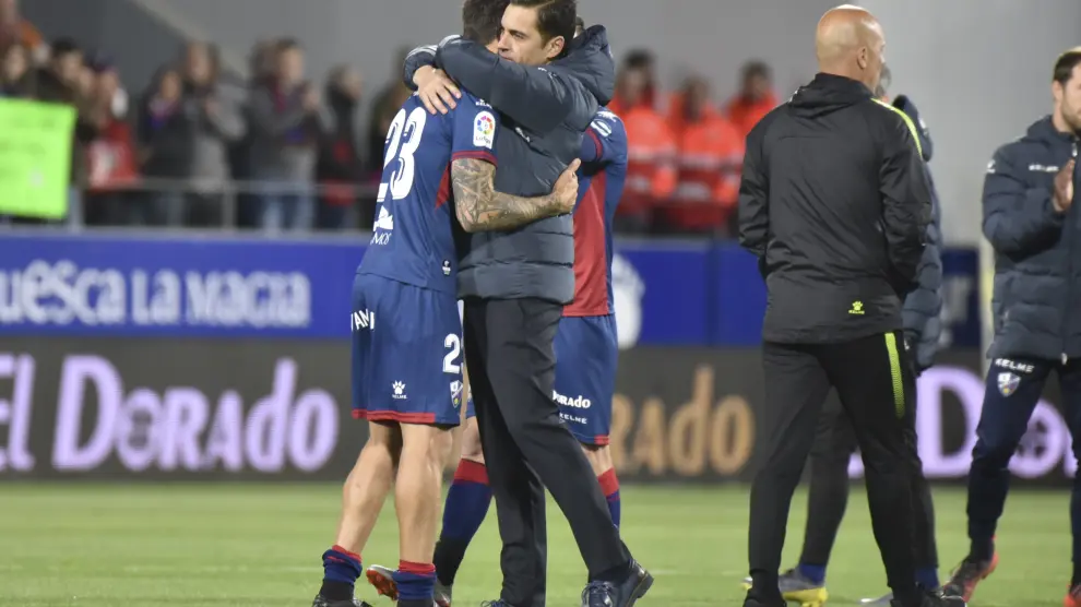 Musto y Francisco se funden en un abrazo tras la derrota con el Valencia.