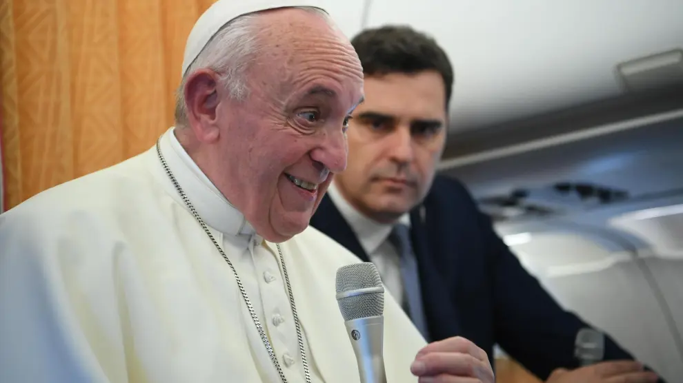El papa Francisco este martes durante el vuelo a Skopje.