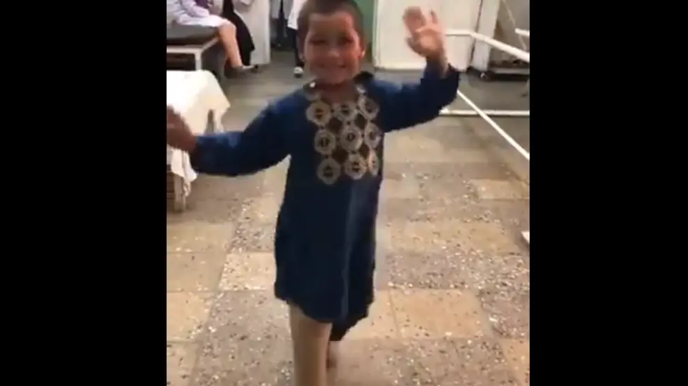 Ahmad baila feliz en el centro de rehabilitación física.