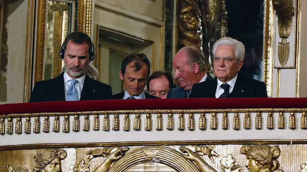 Felipe VI y Juan Carlos I, recibidos en Italia por error con el himno de España con letra de Pemán.