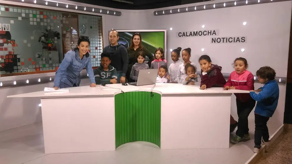 Escolares de El Poyo del Cid y Báguena, durante su visita a las instalacoines de Calamocha TV