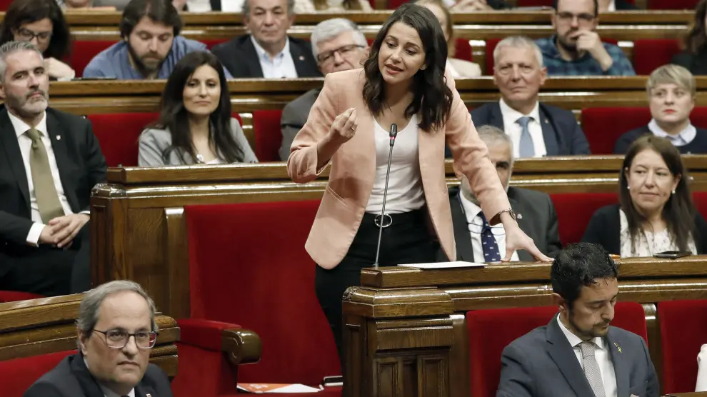 Rifirrafe entre Torra y Arrimadas en el Parlamento catalán.