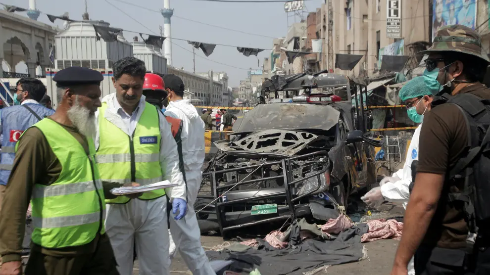 Security officials and members of a bomb disposal team survey the site after a blast in Lahore, Pakistan May 8, 2019. REUERS/Mohsin Raza [[[REUTERS VOCENTO]]] PAKISTAN-BLAST/