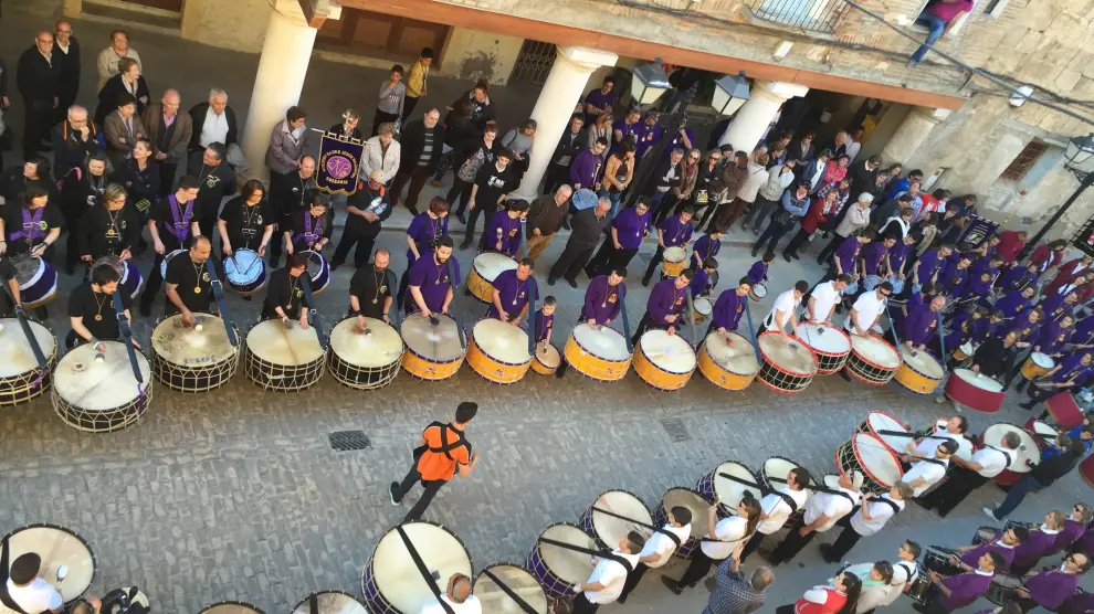 La Tamborrada es el acto central de las actividades que a lo largo del año realiza la asociación de bombos, tambores y timbales de Fonz.