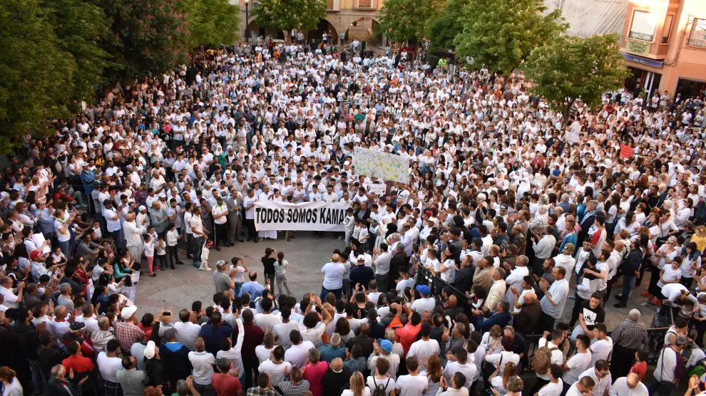 La Plaza de España de Caspe se llenó este jueves por la tarde durante la concentración en favor de Kamal.