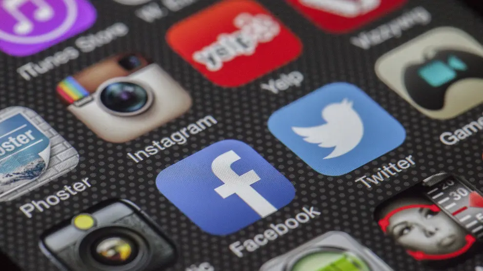Por detrás de Instagram, Snapchat, pisándole los talones, y, acortando distancias: Facebook