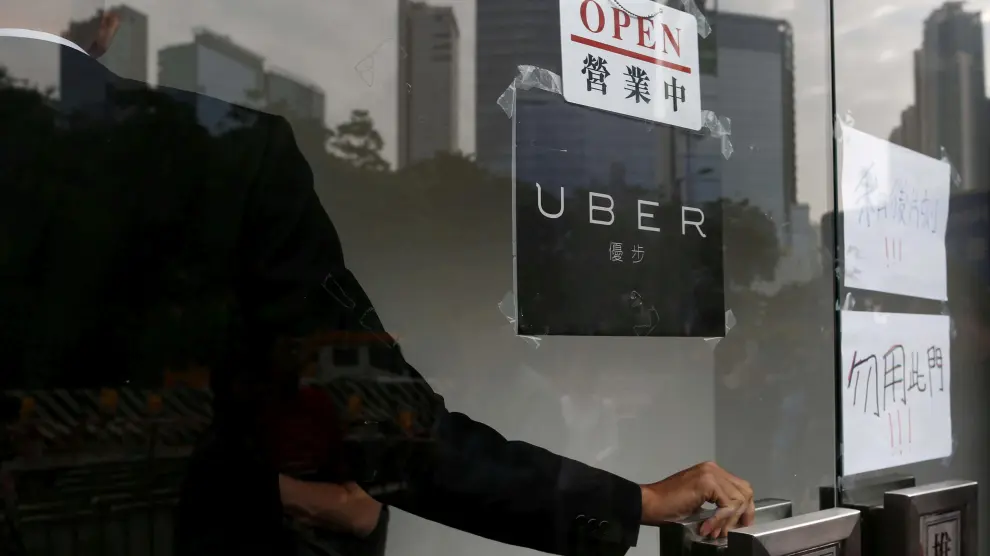 FILE PHOTO: An open sign is seen at the office of taxi-hailing service Uber Inc during a driver recruitment event in Hong Kong, China December 29, 2015. REUTERS/Tyrone Siu//File Photo [[[REUTERS VOCENTO]]] UBER-IPO/INVESTORS
