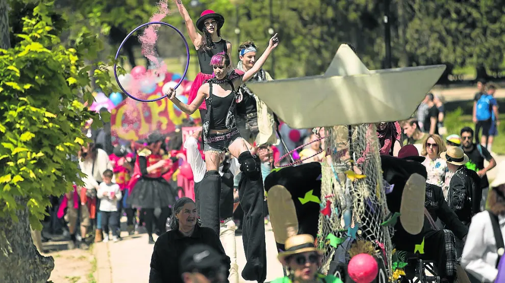 Los malabares y las artes circenses ocuparon el parque del Tío Jorge en el inicio de las fiestas.