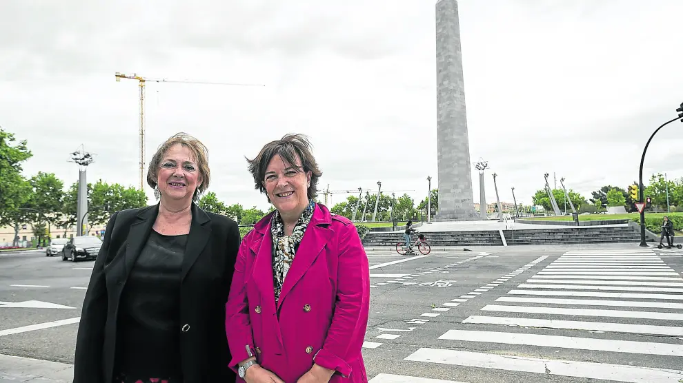 Verónica Lope (izda.) e Inés Ayala, en la plaza de Europa de Zaragoza. Esta próxima legislatura ya no formarán parte de la nueva composición del Parlamento Europeo.