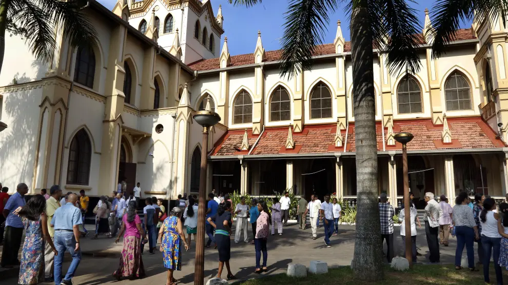 Los católicos de Sri Lanka vuelven a la iglesia de Colombo tras los atentados.