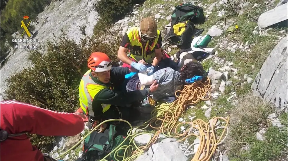 Los especialistas auxilian al escalador herido en la peña Ezcaurre.