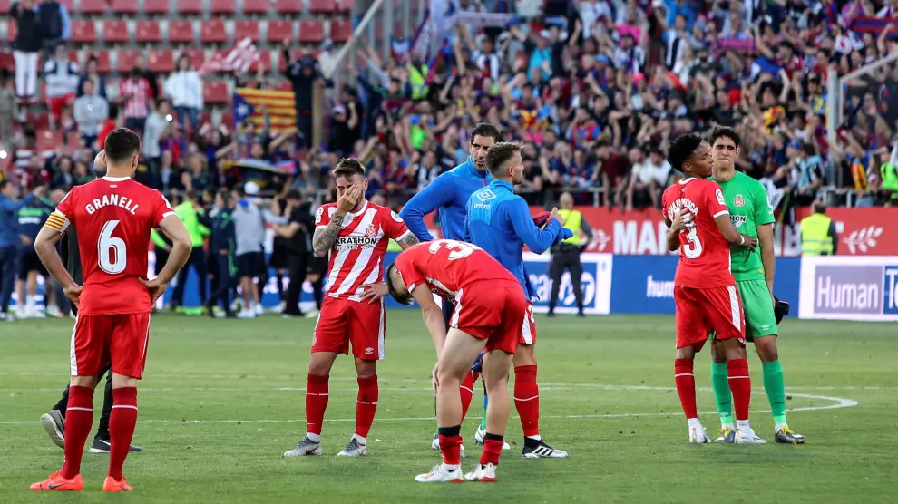 Los jugadores del Girona se lamentan sobre el césped de Montilivi.