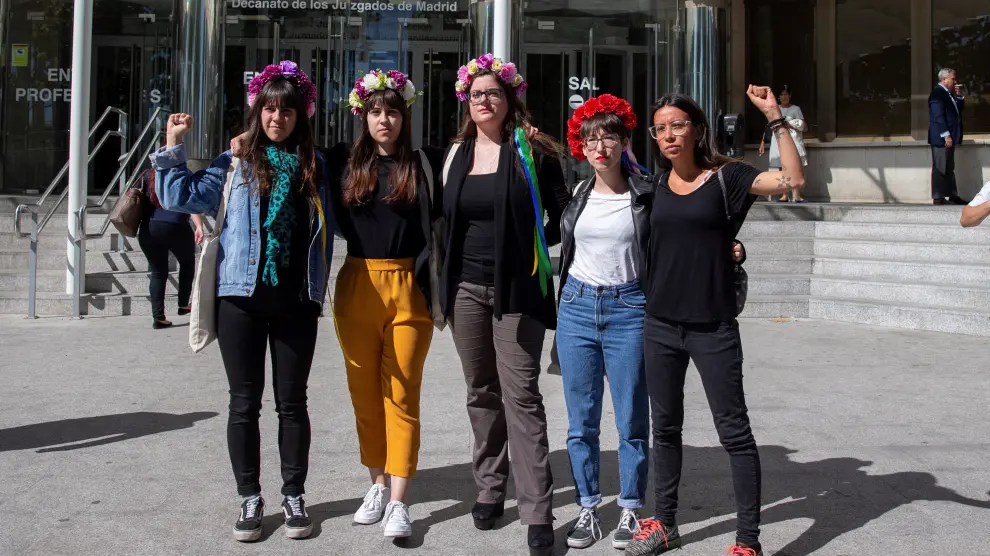 Activistas de Femen han protestado este lunes en la puerta del juzgado de la plaza de Castilla de Madrid por la detención el pasado sábado de la mujer de 44 años acusada de mantener a su hija menor alejada de su padre y sin escolarizar.
