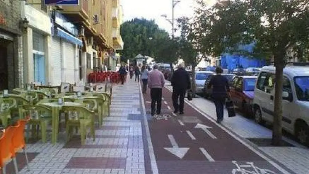 La polémica imagen compartida por la Guardia Civil en Twitter sobre el carril bici.