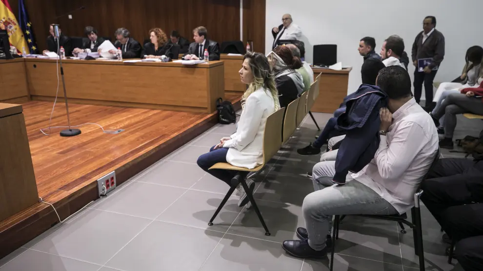 Los acusados, este lunes, en el banquillo de la Audiencia Provincial de Zaragoza.