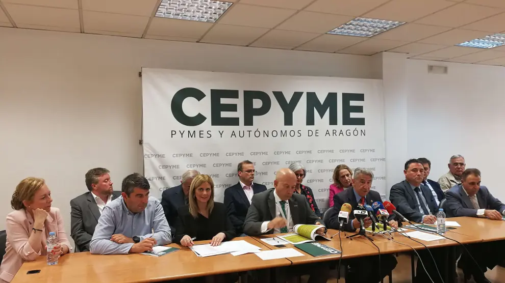 Los máximos responsables de Cepyme Aragón, con Aurelio López de Hita a la cabeza, presentando el informe 'La pyme, esencia del tejido social aragonés'