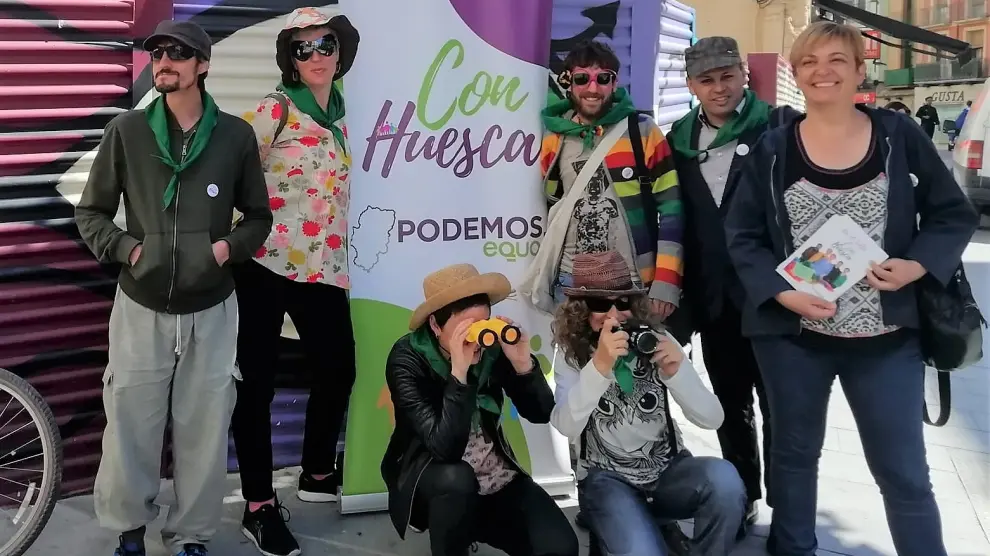 Los candidatos de Con Huesca Podemos Equo vestidos de turistas para 'visitar' solares