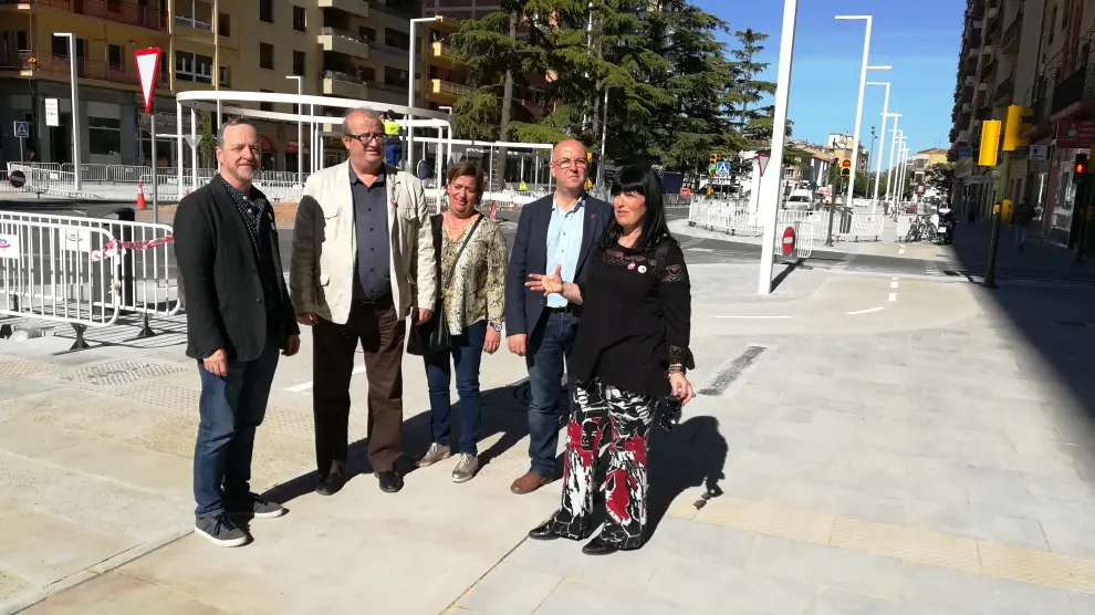 Integrantes de la candidatura municipal del PSOE en el paseo Ramón y Cajal, en obras.