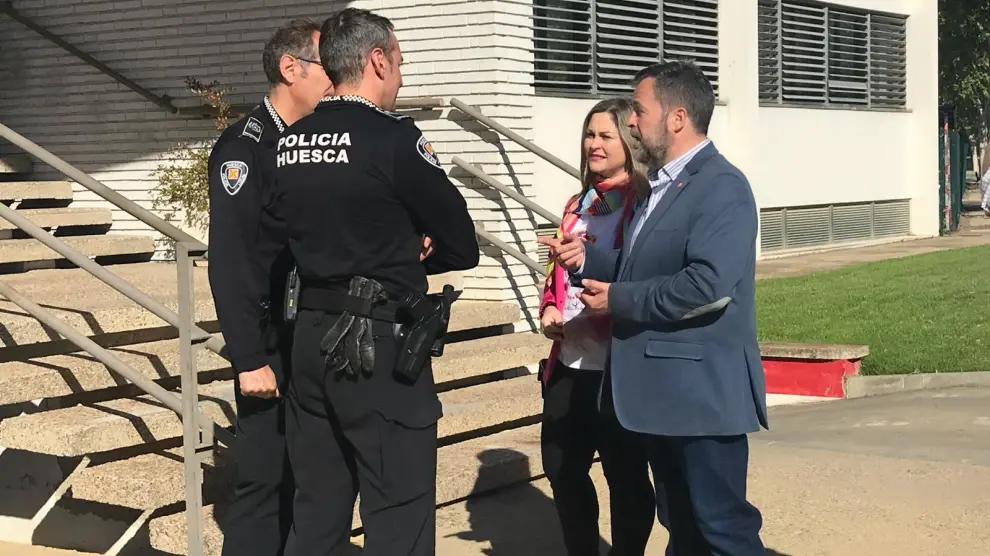 José Luis Cadena conversa con policías locales en la entrada del cuartel.