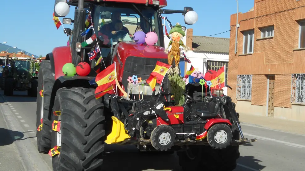 Uno de los tractores adornados que ha participado en el desfile.