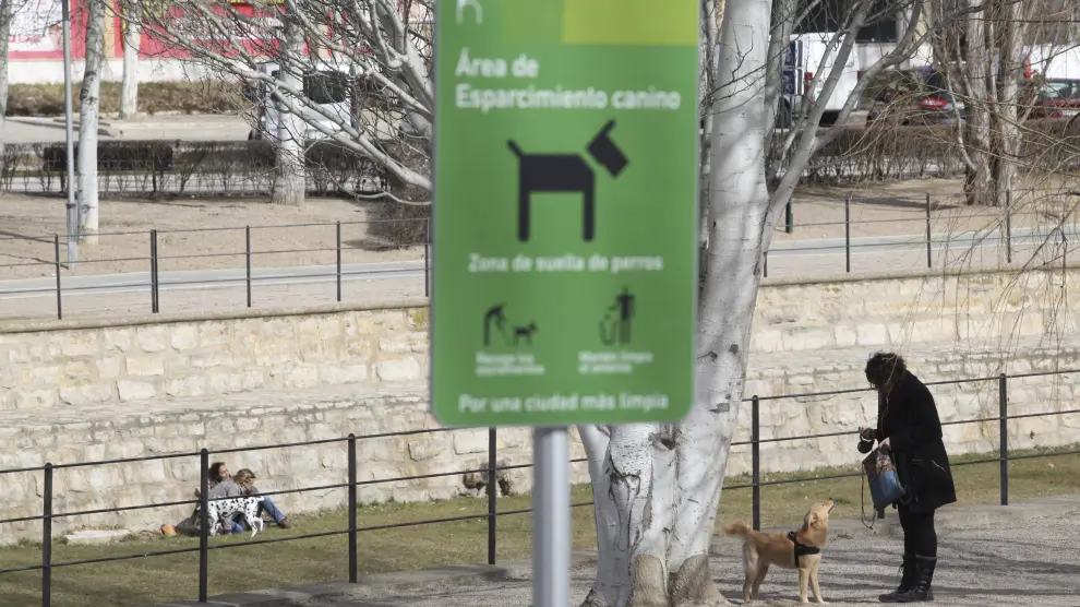 Una de las zonas de esparcimiento canino reguladas en Huesca.
