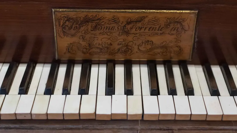 El piano tiene una placa que dice: "Tomás Torrente en Zaragoza, año de 1829"