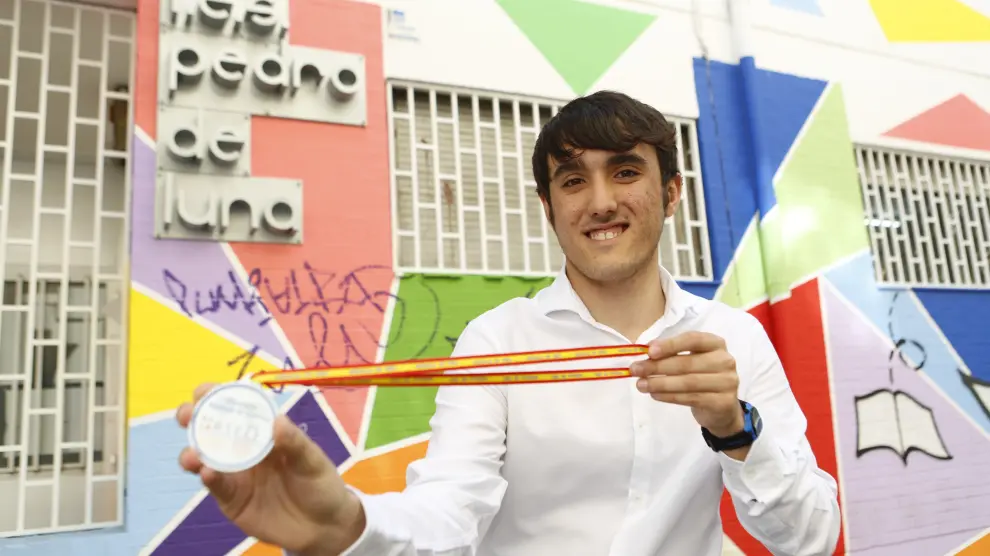 Daniel Ulibarri posa con su medalla de oro en su instituto, el Pedro de Luna de Zaragoza
