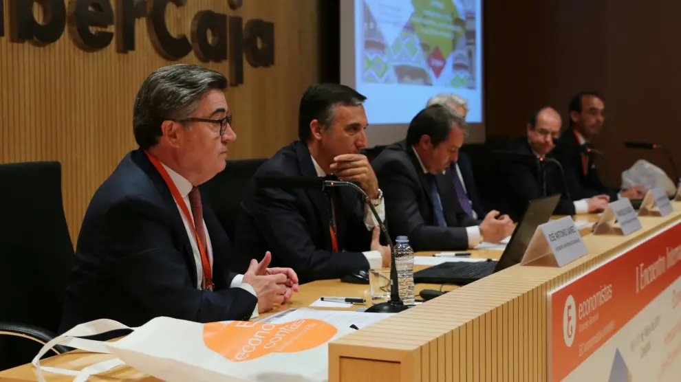 José Antonio Laínez, catedrático de Economía Financiera y Contabilidad de la Universidad de Zaragoza (en primer término) da la bienvenida a los asistentes al encuentro.