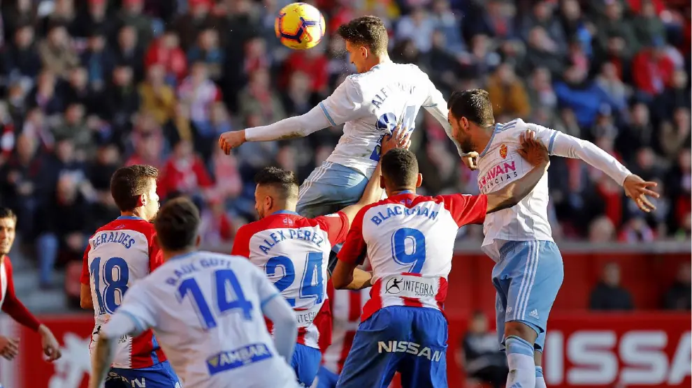 Momento en el que Álex Muñoz anota el 1-1 para el Real Zaragoza en El Molinón en el duelo de la primera vuelta. Después, Guti anotaría el 1-2 vencedor.