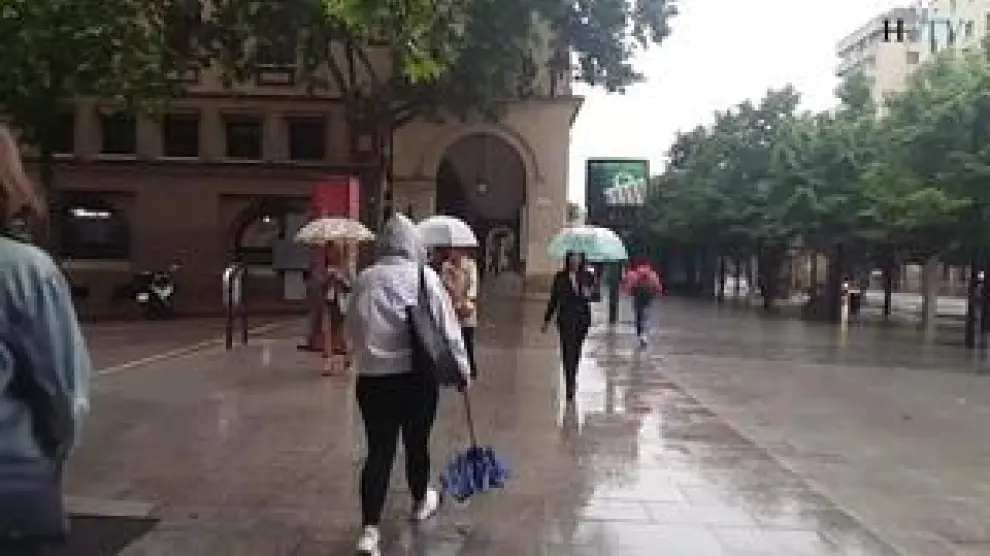 Zaragoza ha amanecido con lluvia y temperaturas por debajo de los 10 grados este viernes tras pasar una noche de tormenta y fuertes rachas de viento.