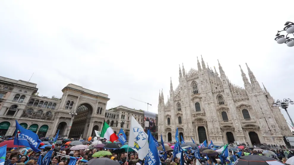 Milan (Italy), 18/05/2019.- Lega party supporters gather in Duomo Square prior to the election campaign rally 'Prima Italia. Il buon senso in Europa' (lit. 'Italy first. The common sense in Europe'), as part of the League electoral campaign for the European elections that will be held on 26 May, in Milan, northern Italy, 18 May 2019. (Elecciones, Italia) EFE/EPA/MATTEO BAZZI Election campaign rally of the Lega party in Milan