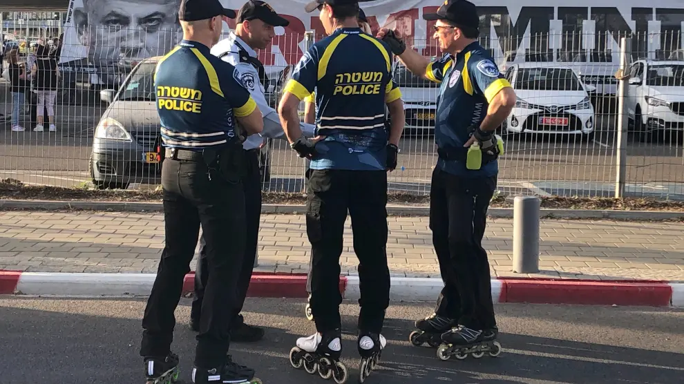 Israeli policemen patrol the area next to the venue where the 2019 Eurovision song contest final is about to take place in Tel Aviv, Israel May 18, 2019 REUTERS/ Dan Williams [[[REUTERS VOCENTO]]] MUSIC-EUROVISION/ISRAEL-PALESTINIANS