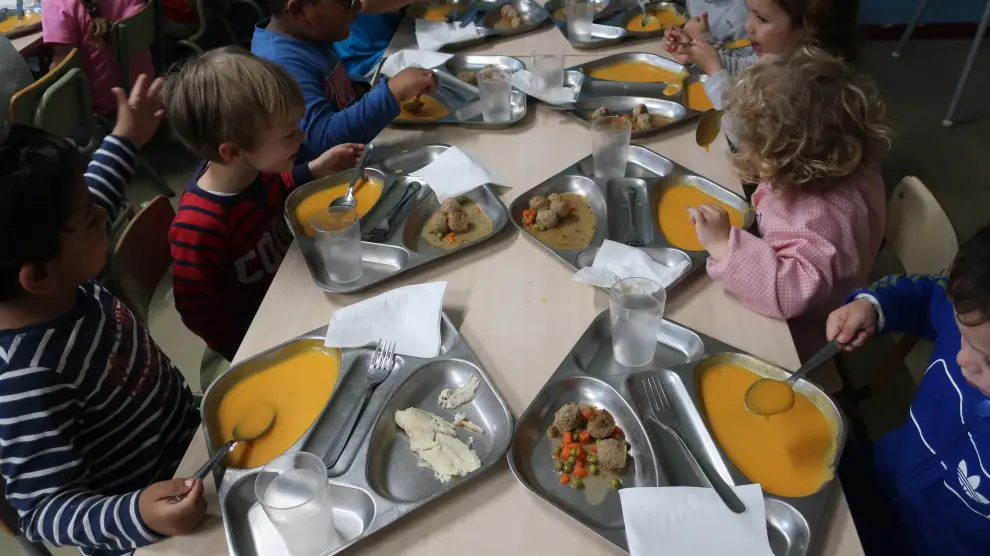 La plataforma por unos comedores de calidad invitó hace unos días a los políticos a compartir menú con los niños del colegio María Moliner.