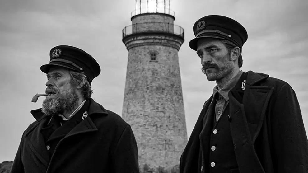 Willem Dafoe y Robert Pattinson en una escena de 'The lighthouse'.