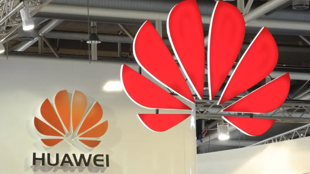 HAN08. Hanover (Germany), 06/03/2012.- (FILE) - A general view of logos at the Chinese IT company and service provider Huawei, at the CeBit trade fair in Hanover, 06 March 2012 (reissued 20 May 2019). According to media reports on 20 May 2019, the US based multinational technology company Google halted business with Huawei in the wake of the Trump administration adding the Chinese telecommunication company to a trade blacklist over national security concerns. Huawei will lose access to updates for the Android operating system. (Alemania) EFE/EPA/MAURITZ ANTIN Google suspends Huawei's access to Andriod updates