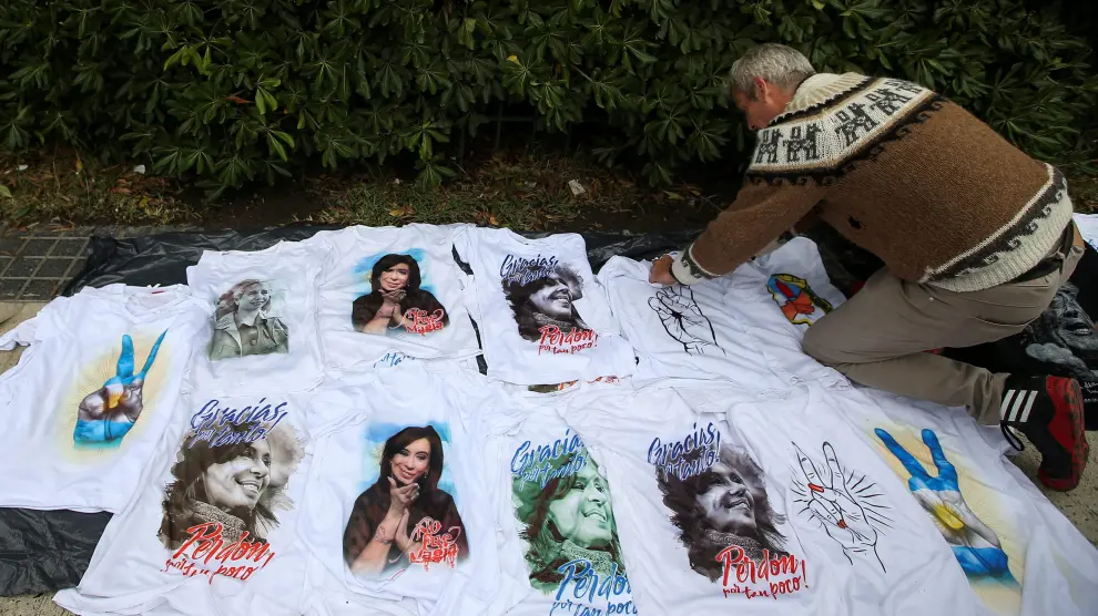 A vendor places shirts for sale with the image of Former Argentine President Cristina Fernandez de Kirchner, outside a court house before the start of a corruption trial, in Buenos Aires, Argentina May 21, 2019. REUTERS/Agustin Marcarian [[[REUTERS VOCENTO]]] ARGENTINA-FERNANDEZ/