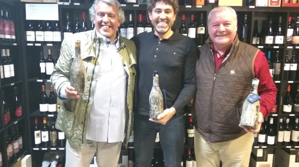 Francesc Ricart, Álex Ascaso y Miguel Ángel Hierro, en la cata de vinos submarinos.