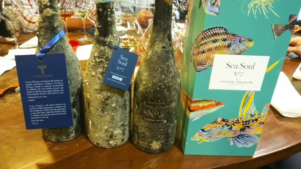 Los dos vinos de Edra de Crusoe Treasure, junto a otro de garnacha blanca y una caja en la que se venden estas botellas.