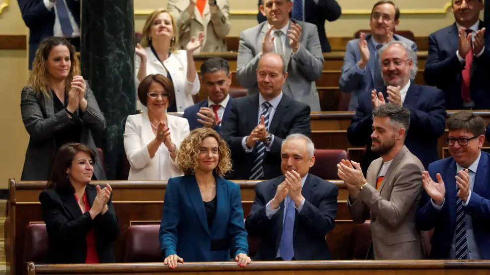 La socialista Meritxell Batet es aplaudida tras ser elegida presidenta del Congreso de los Diputados.