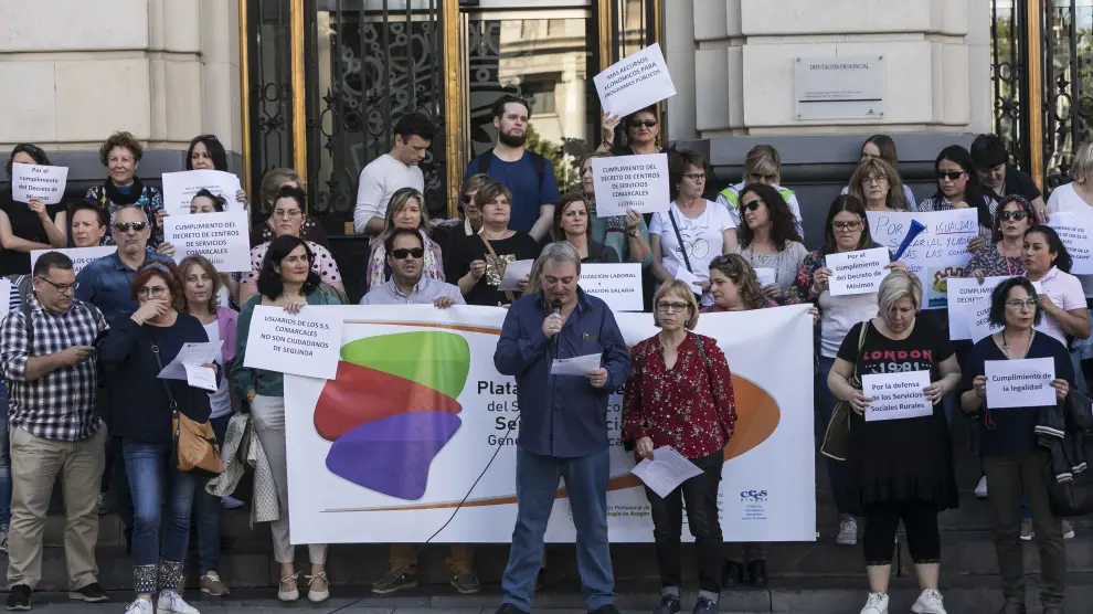 Concentración de profesionales de los servicios sociales comarcales este miércoles en la plaza de España de Zaragoza.