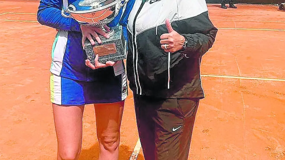 Junto a una triunfante Pliskova. El pasado sábado Karolina Pliskova, tenista entrenada por Conchita, se alzó con el Masters 1.000 de Roma. Ambas se inmortalizaron en la pista del Foro Itálico con el trofeo.