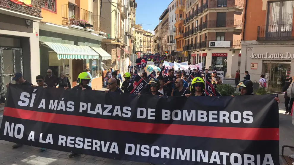 Protesta de bomberos por las calles de Huesca