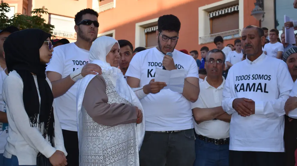 La familia de Kamal, el chico de 17 años al que arrojaron ácido, durante la masiva concentración de apoyo que se celebró en Caspe