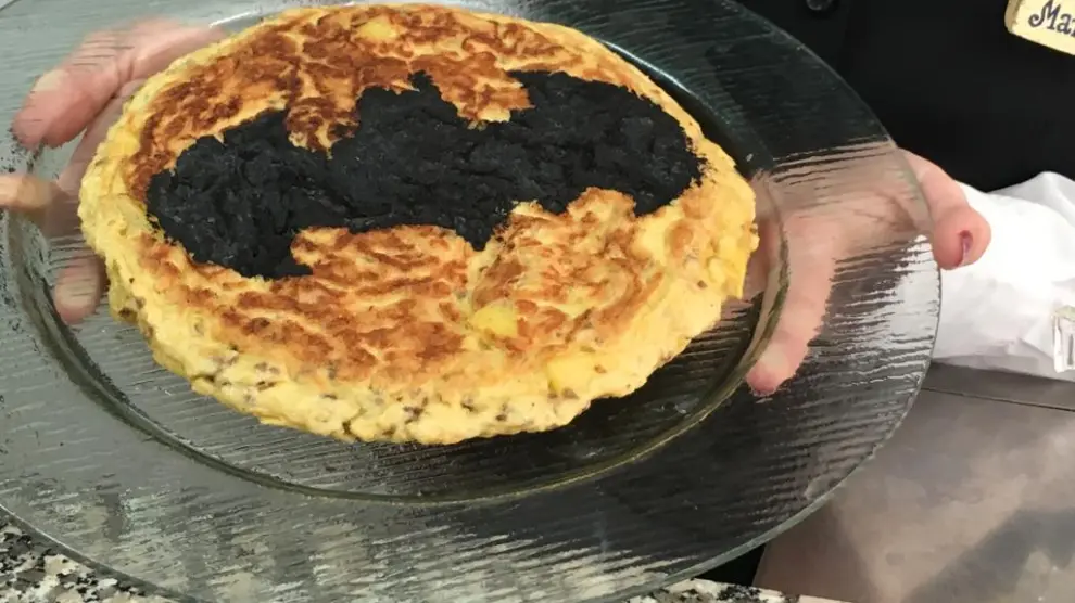 Tortilla de patatas con el escudo de Batman