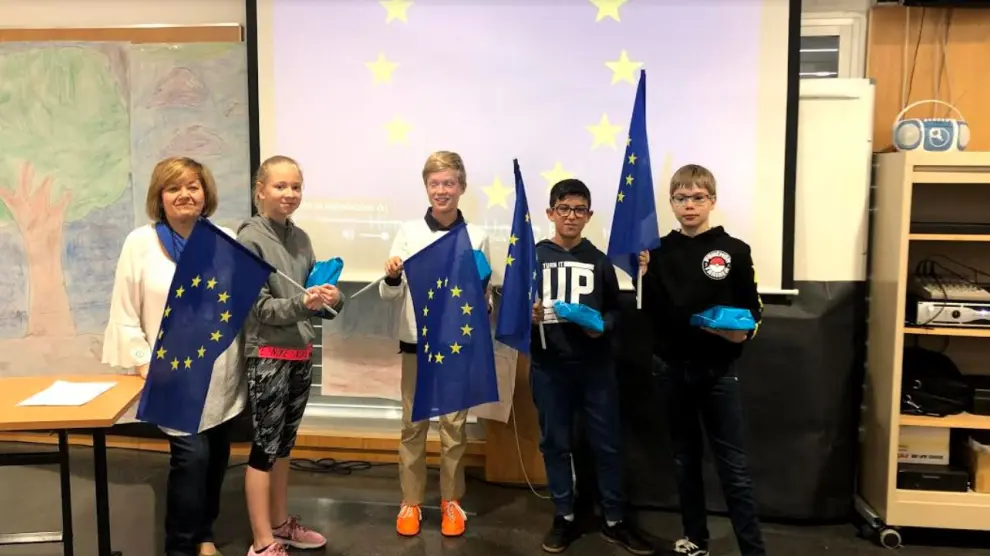 Loreto Usero, responsable del Centro de Documentación Europea de la Universidad de Zaragoza, entregó a los escolares banderas de la UE