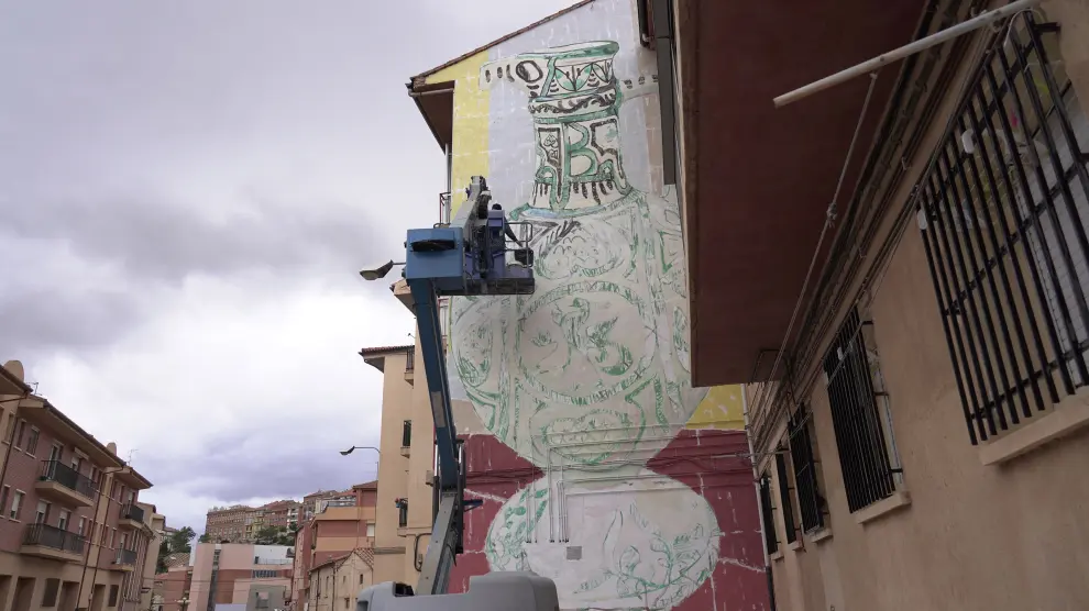 Francisco Maturana, Matusao, muralista y pintor chileno, intervieneen el Museo a Cielo Abierto de Teruel. Foto Antonio Garcia/bykofoto. 24/05719 [[[FOTOGRAFOS]]]