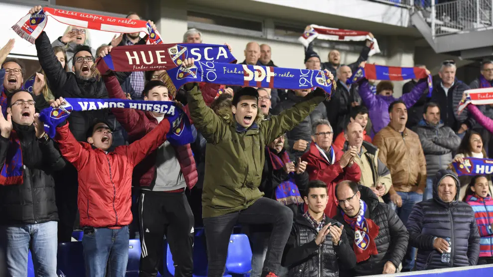 Varios aficionados del Huesca, durante un encuentro en El Alcoraz.