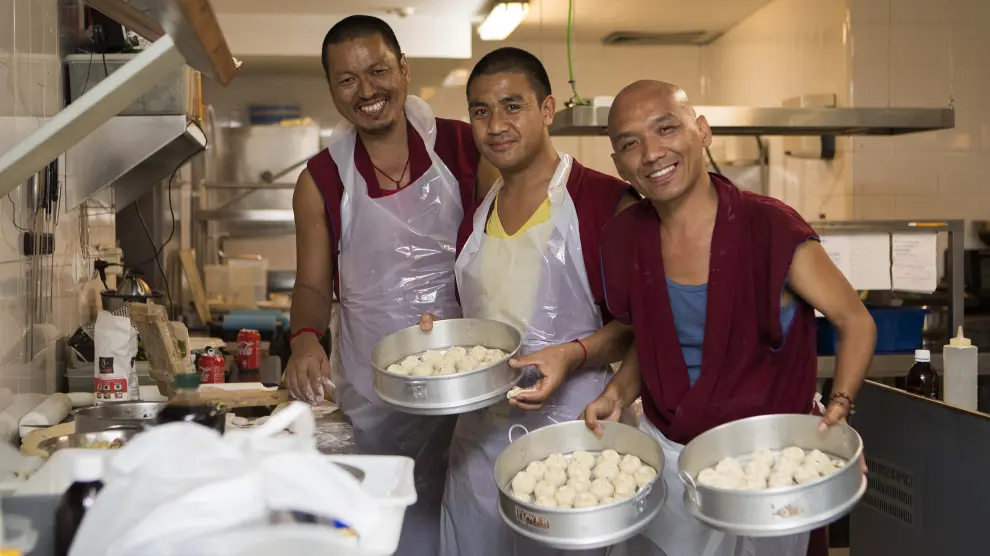 Tres monjes tibetanos, preparando una cena típica de su región en el restaurante Aida de Zaragoza.